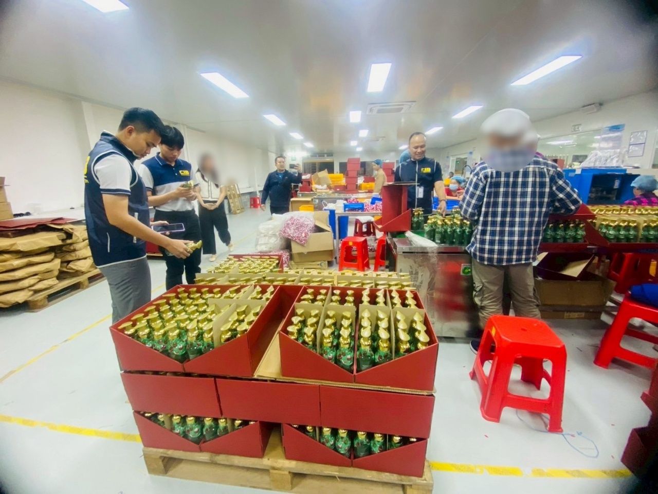 突袭帮巴功地区非法化妆品工厂，正在进行产品熬煮、搅拌并装瓶出口