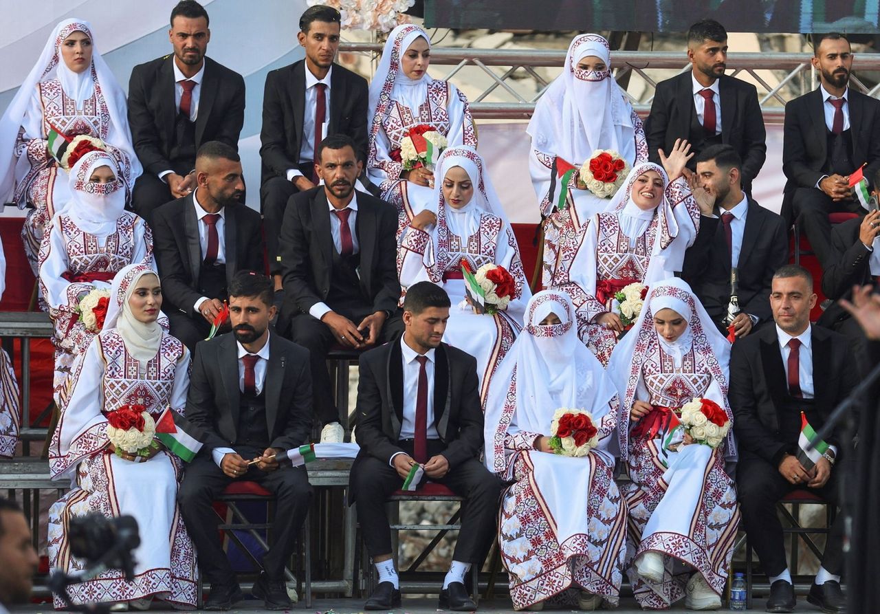 加沙在废墟中为54对情侣举办集体婚礼