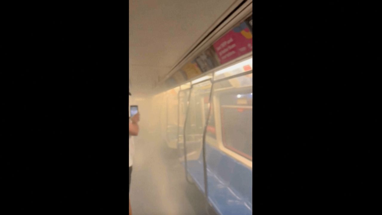 惊险！美国地铁起火 烟雾弥漫车厢 13名乘客因烟雾窒息