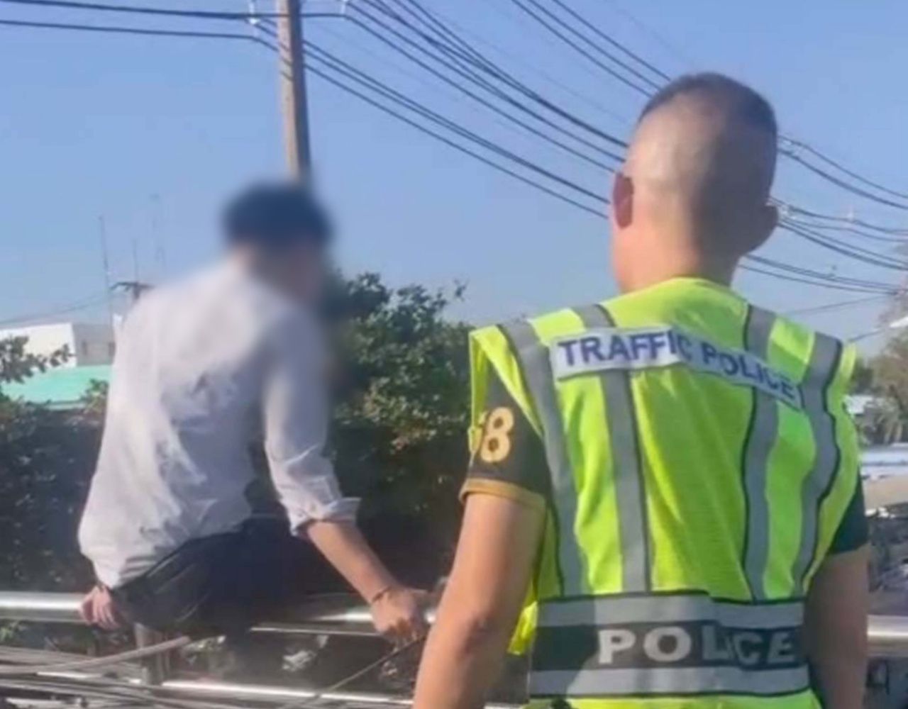 副警察总长颁奖3名น้ำพอง警察，劝解轻生男成功