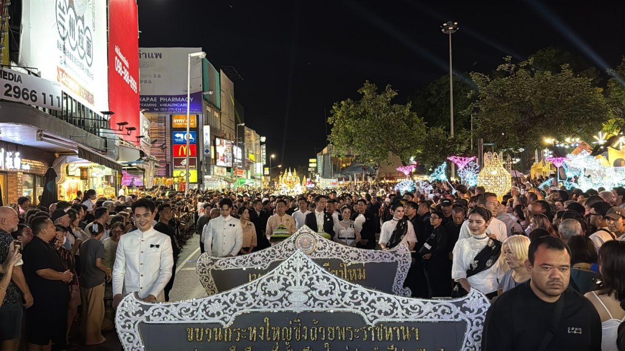 清迈的易经节盛况,游客蜂拥欣赏大型贡品游行