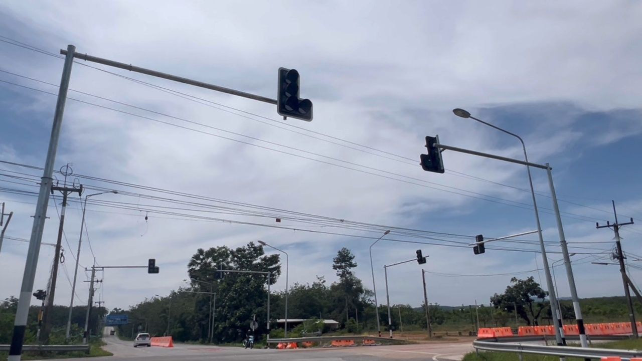 险情一刻：监控拍摄到“18轮拖车”差点在十字路口撞上“轿车”