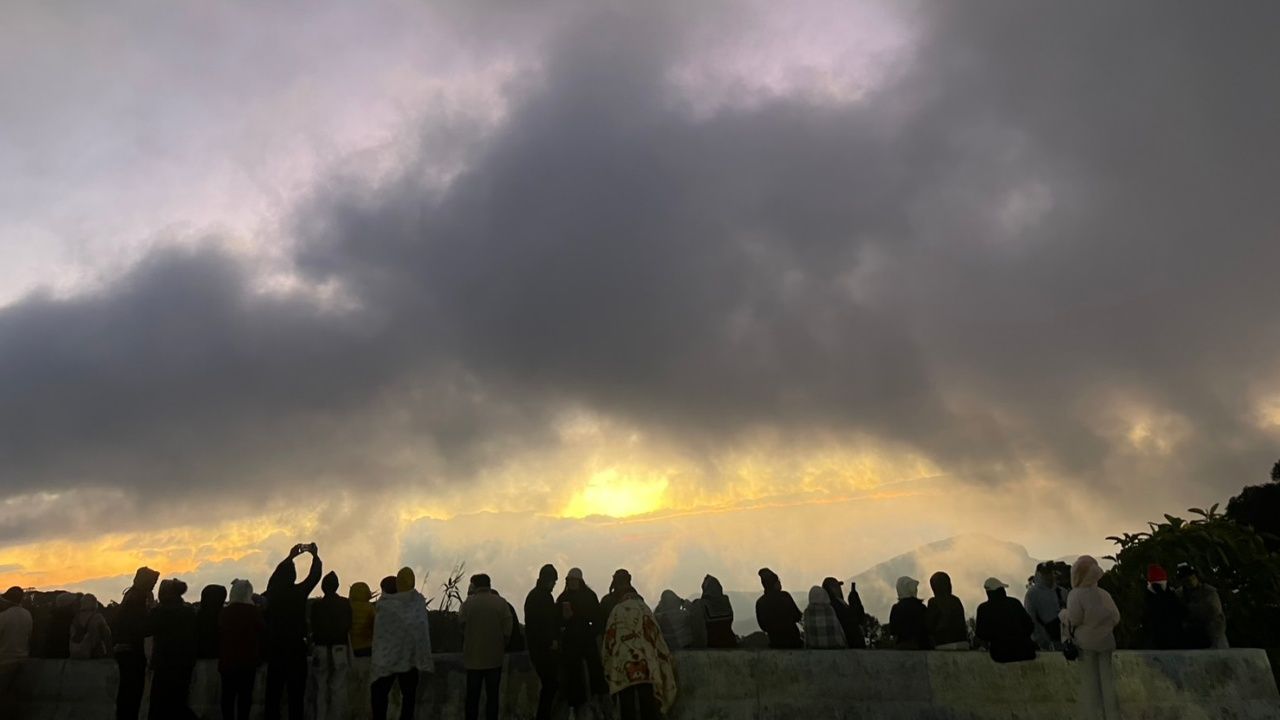 因他暖山持续寒冷，清晨最低温度6摄氏度，“霜雾”连续出现