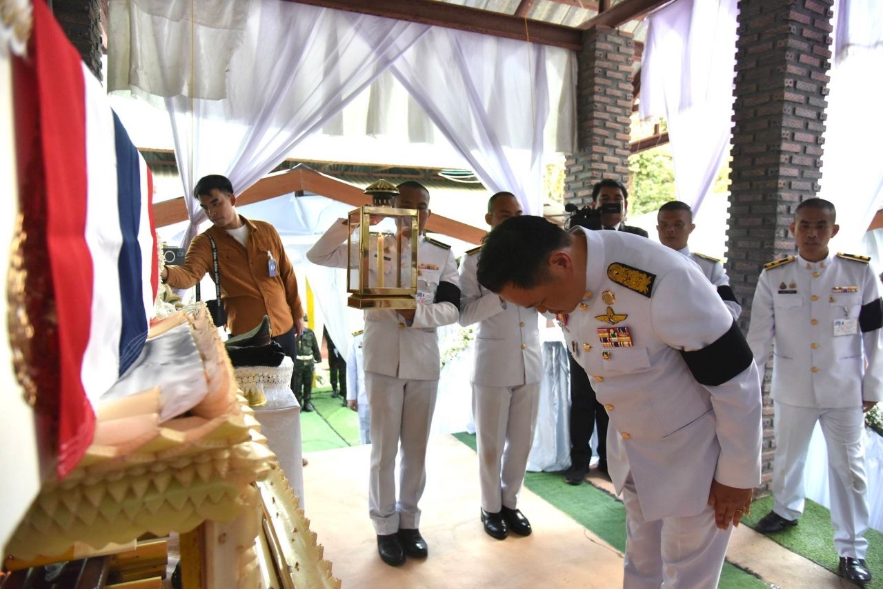 总理在“中尉萨塔瓦特”葬礼上泪目,慰问勇士家属