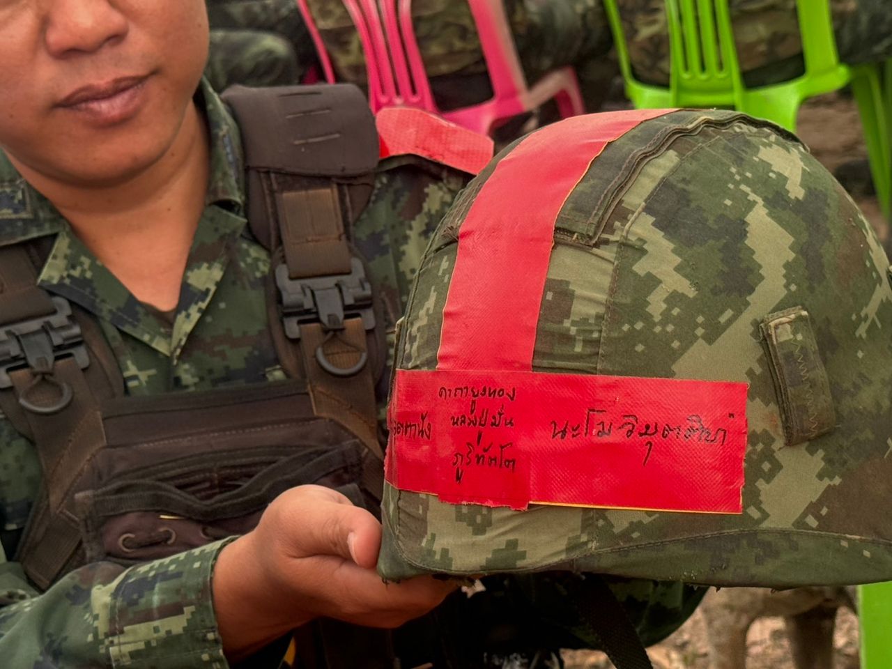 “阿努廷” 前线慰问士兵 共享餐食 赠送“那莱王骑迦楼罗”勋章