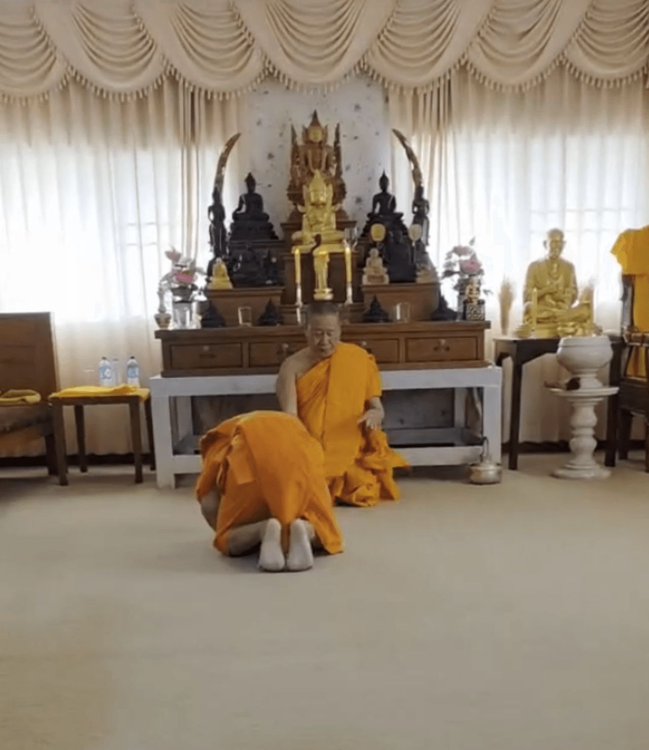 助理住持在清迈寺院还俗，因高尔夫闪光视频曝光