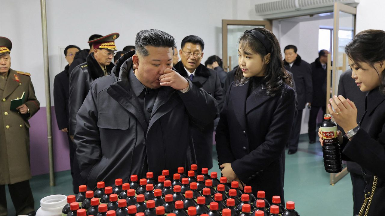 “金正恩” 携妻女剪彩新工业区