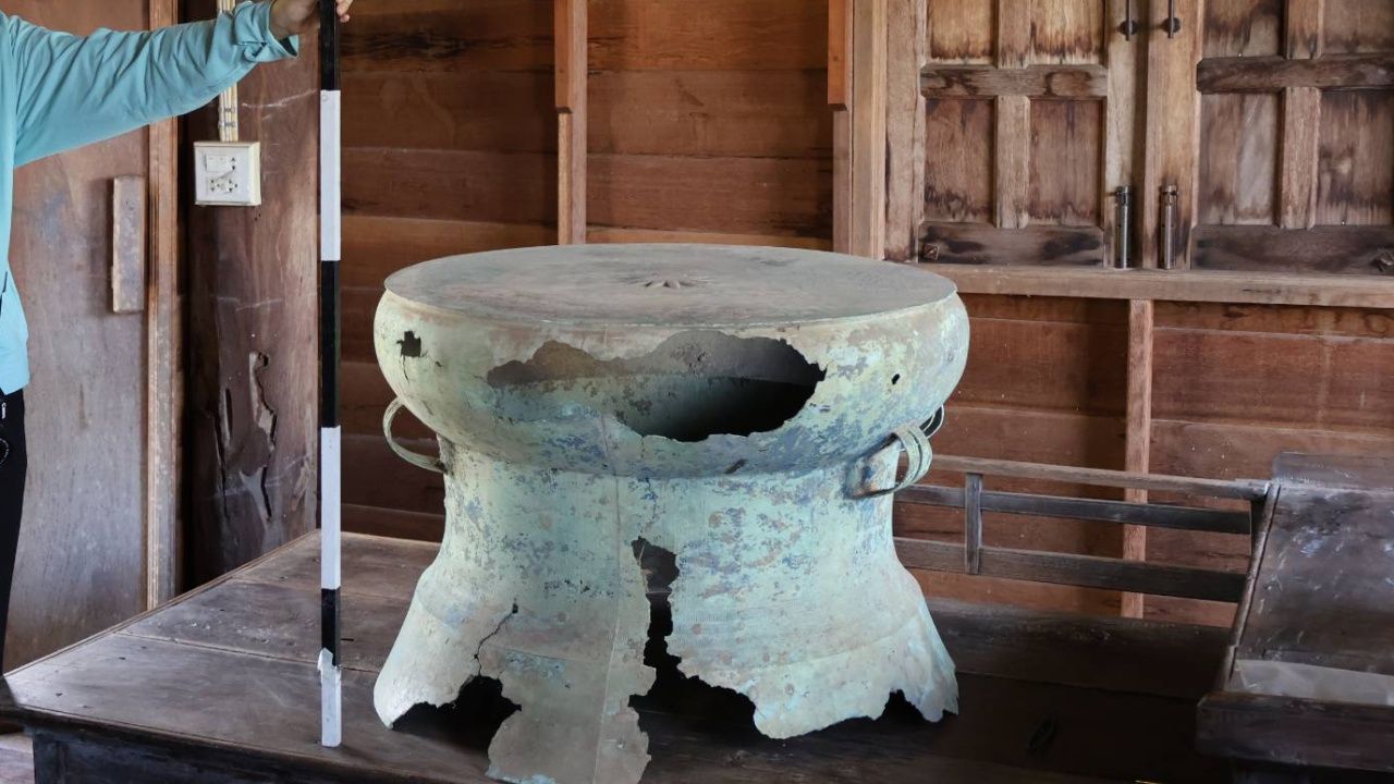 发现难得的古代铜鼓，中萨功纳科农业田地，约2500年历史