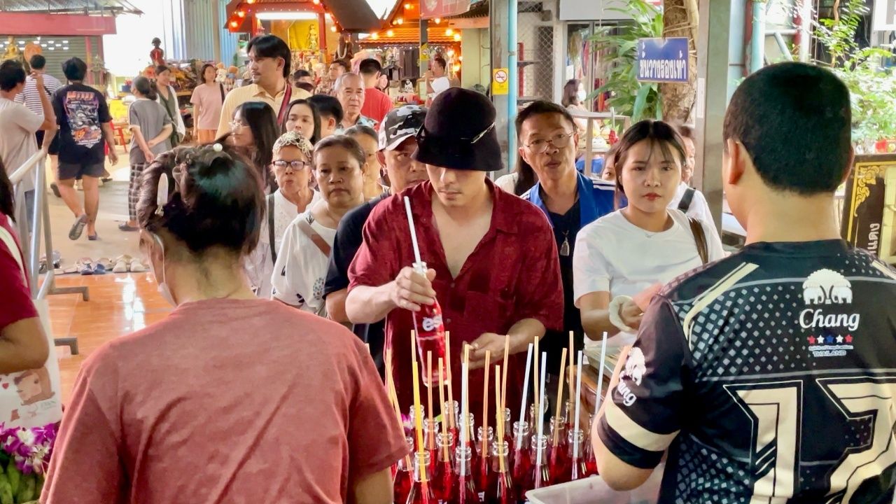 信徒蜂拥而至祈求“红唇佛”不忘窥视圣水盆中的幸运数字以求好运