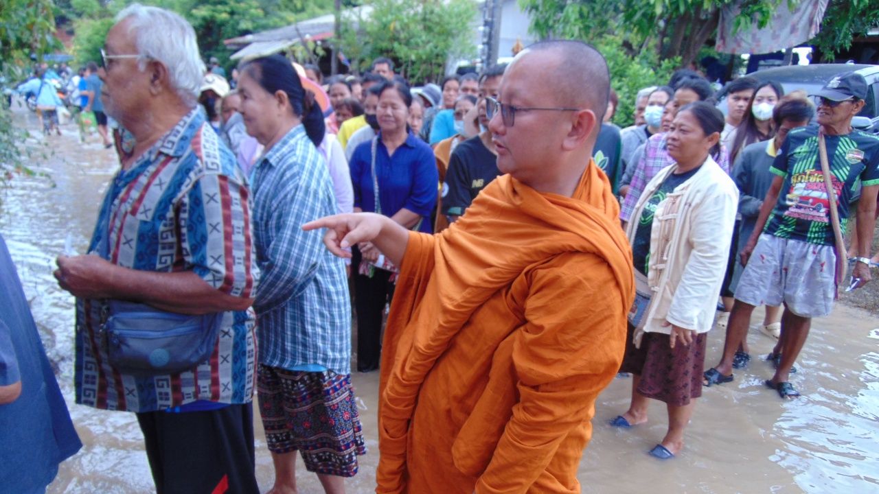 普乐忠普寺方丈赠送大米和饮用水以支援受苏可泰洪灾影响的居民
