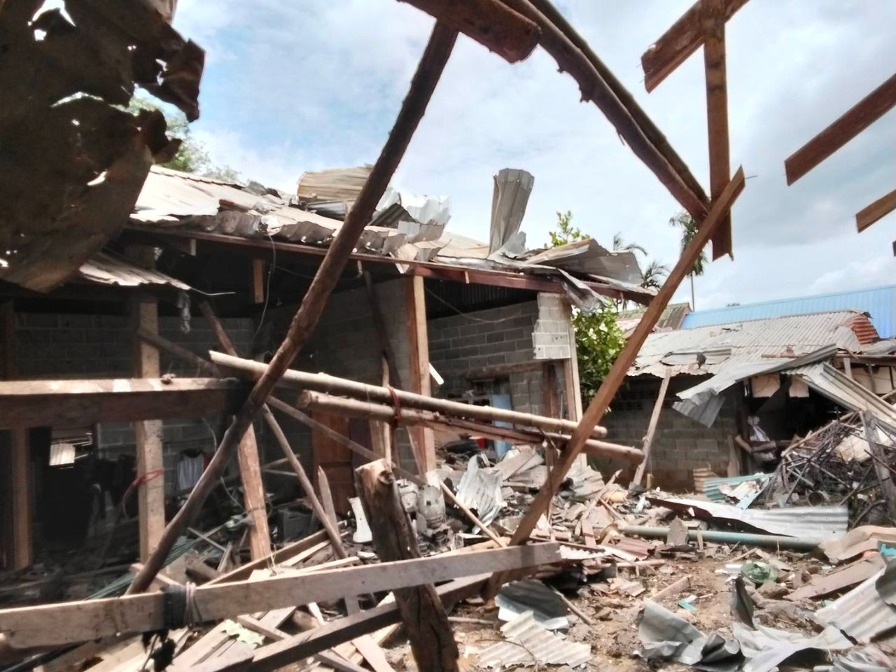 “泰国” 在边境全线冲突，“柬埔寨” 死亡100人