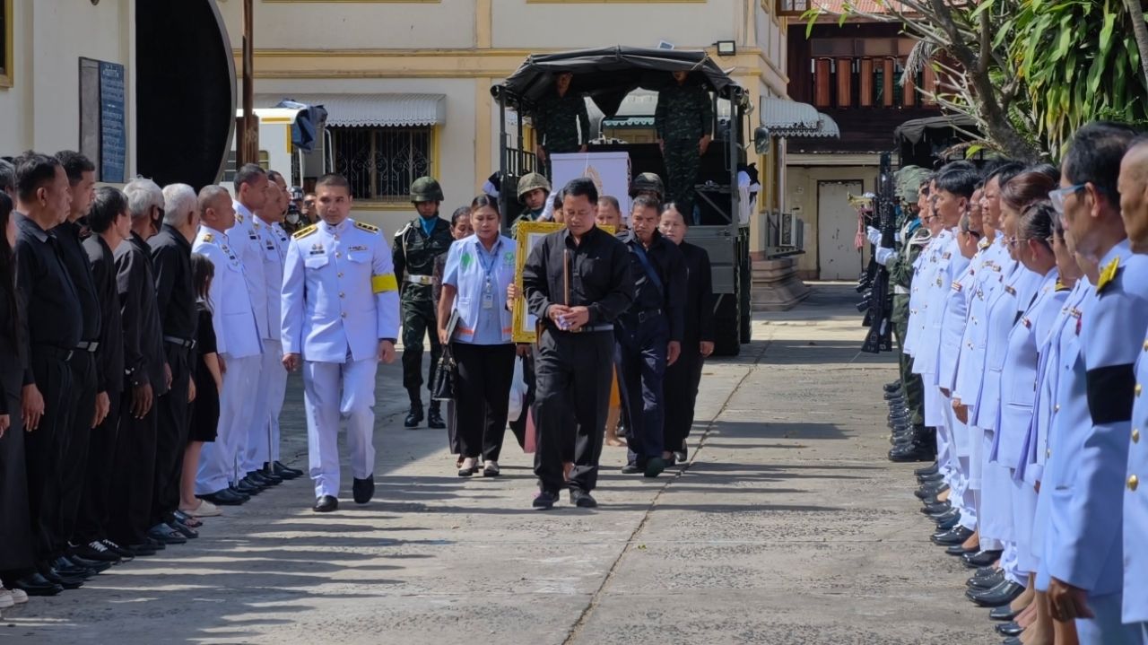 士兵帕努帕特的遗体已归故里，母亲透露孩子留下的最后遗物是手机