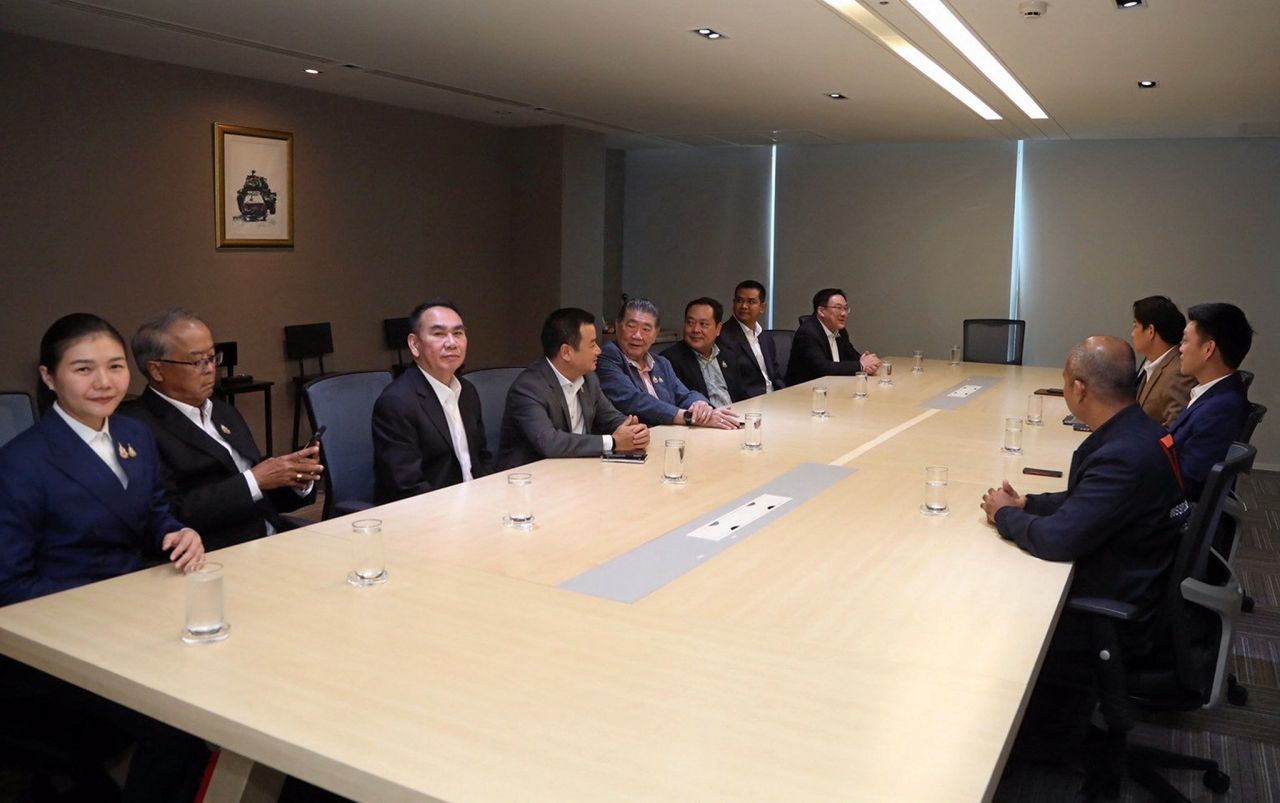 密切关注今天下午人民党会议，期待支持为泰党或自豪党的总理投票决议