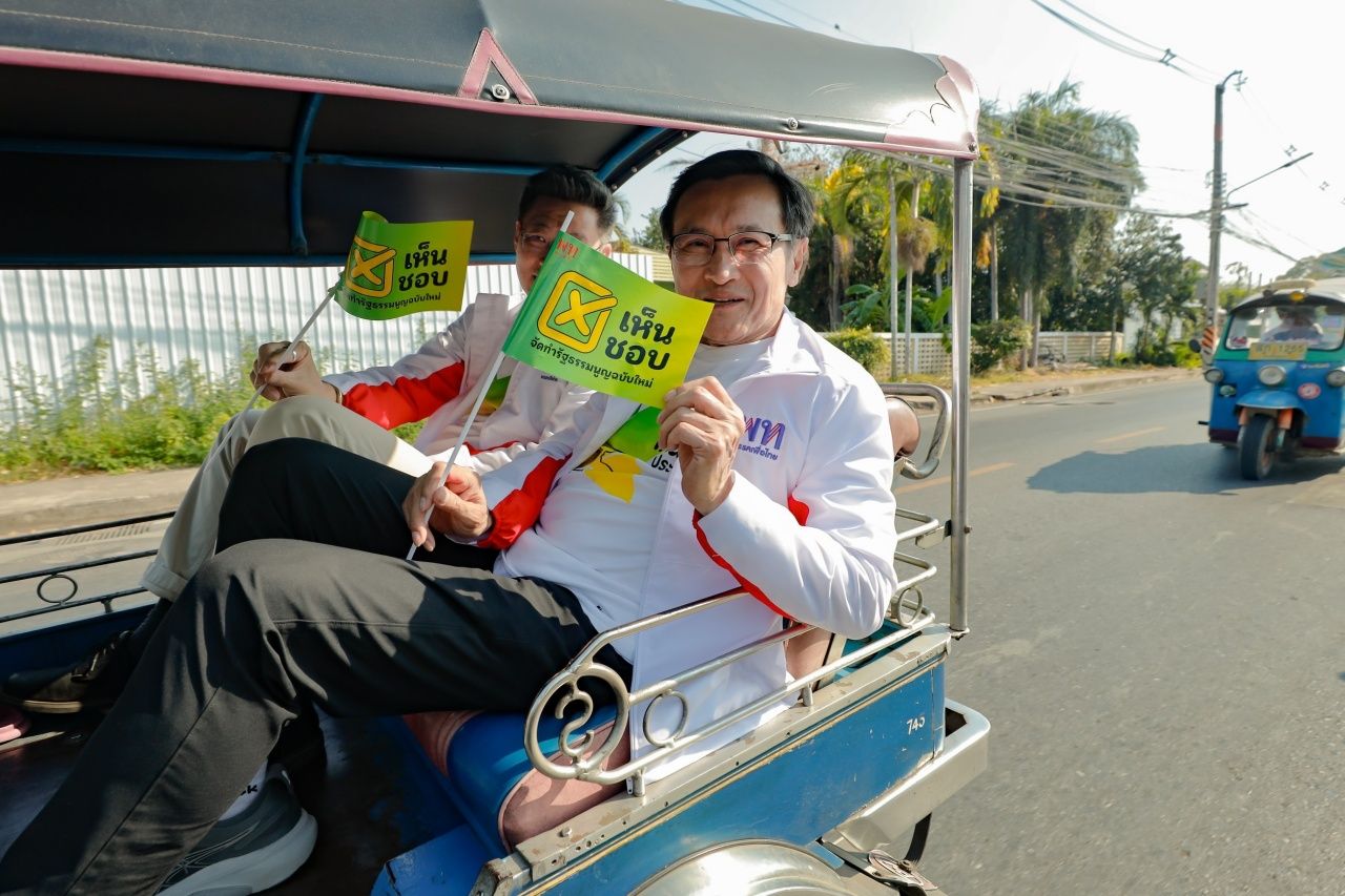 “察督仁”率队为泰党宣传“赞成”公投，参与国家未来决策