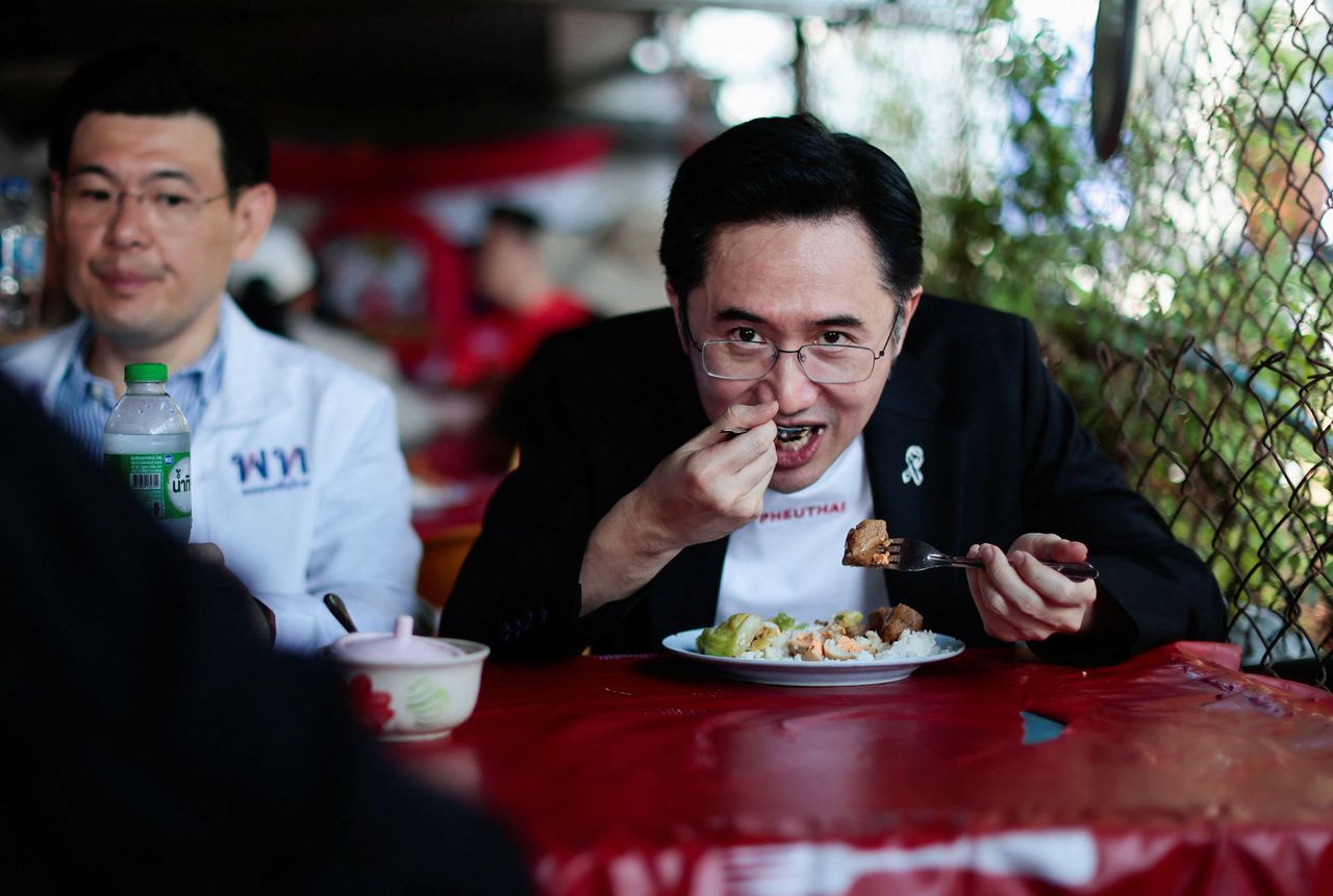 “Yotchanan” 停下来吃咖喱饭，卤蛋和炒菜，补充早餐能量，说“今天还很长”