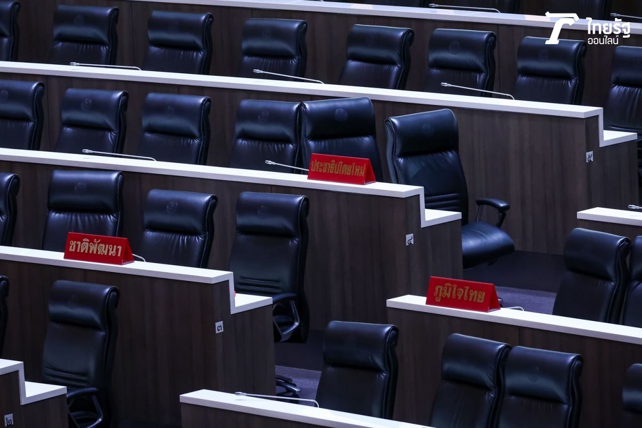2569 年预算讨论会议空旷不止，议员稀少，只有几个人在听辩论