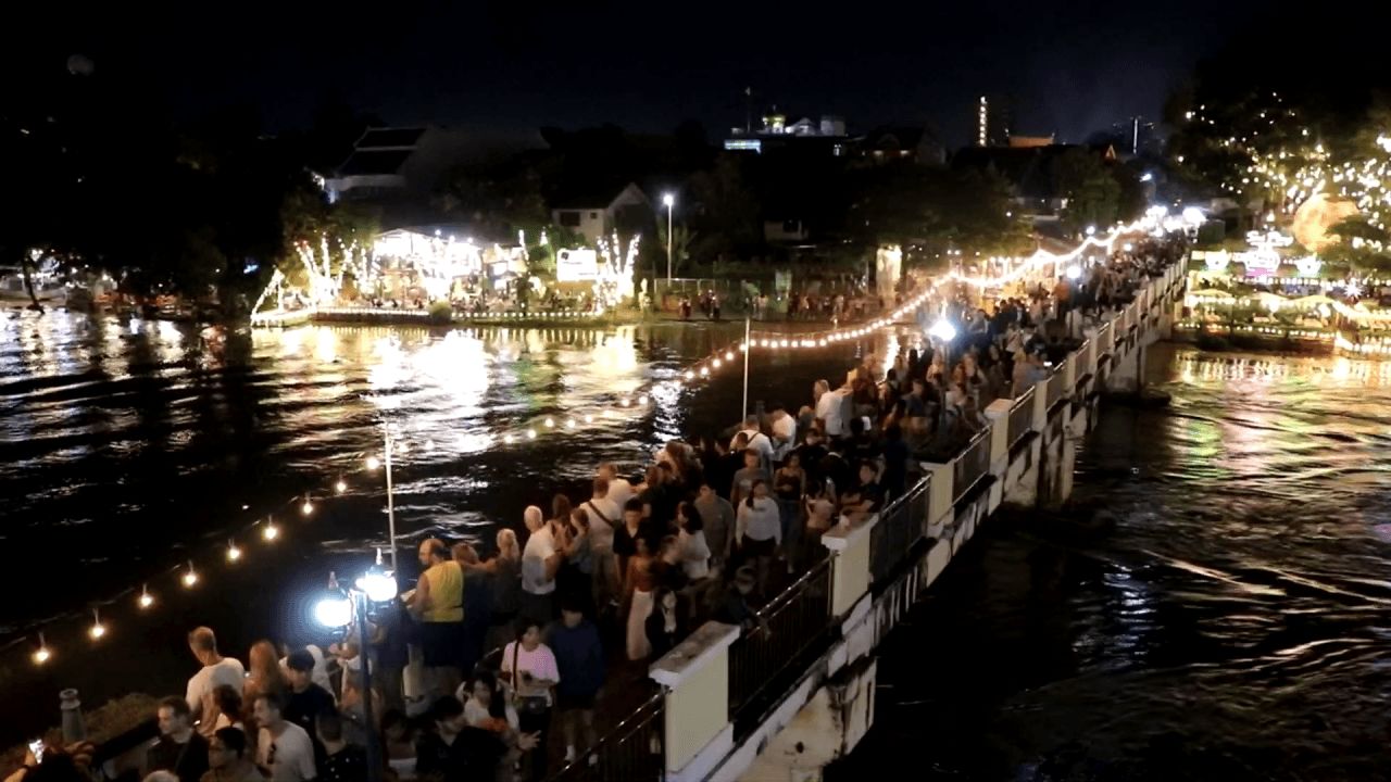 清迈热闹非凡，游客纷至沓来“水灯节 2568”挤满平河两岸