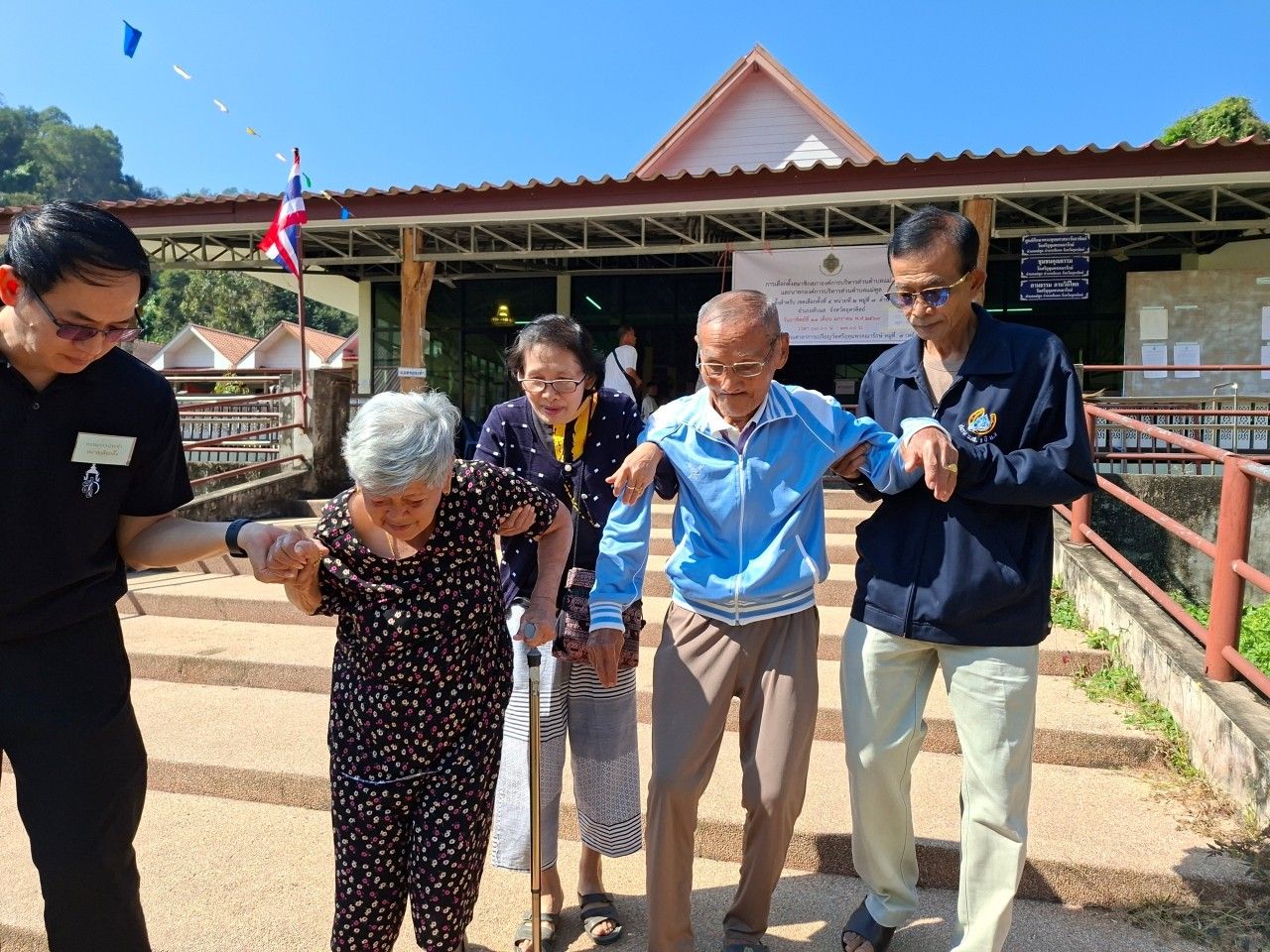 选举委员会秘书查看乌达拉迪选举投票，参与热情高涨