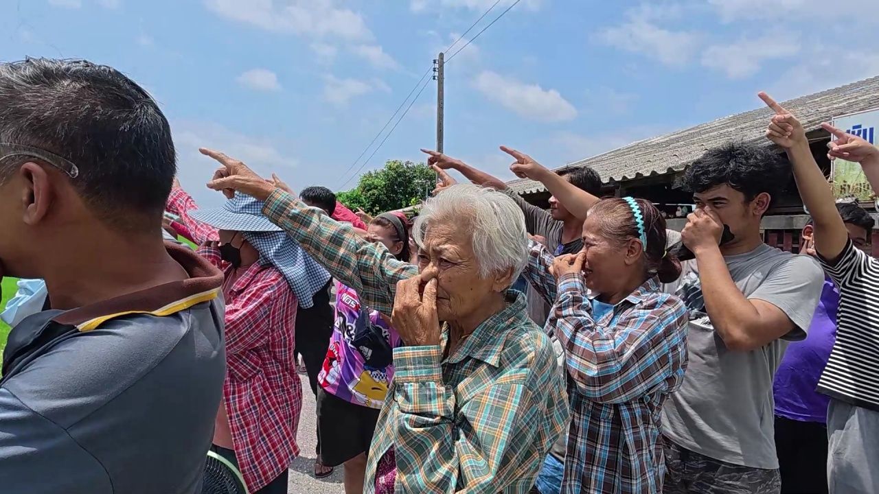村民不堪忍受举风扇抗议烧炭厂，68岁老妇抱怨臭味致丈夫病逝