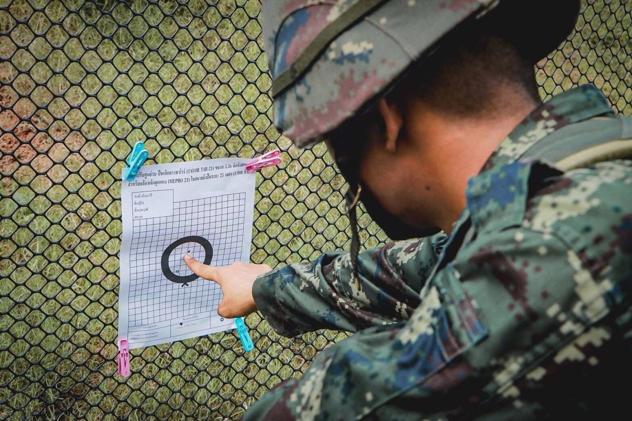 新兵首次实弹射击，强调熟练度