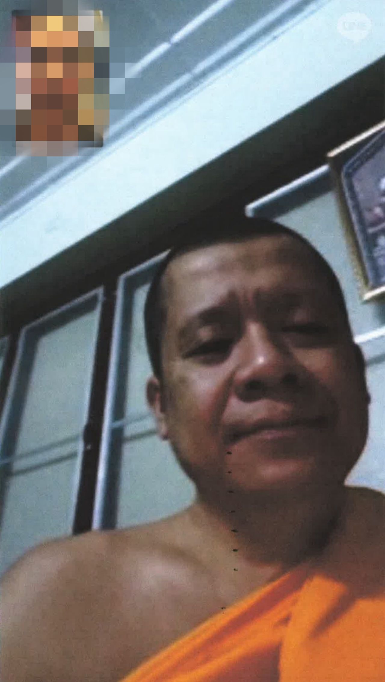 证据照片：疑似披集府僧侣裸露上半身，旁边有婴儿奶瓶