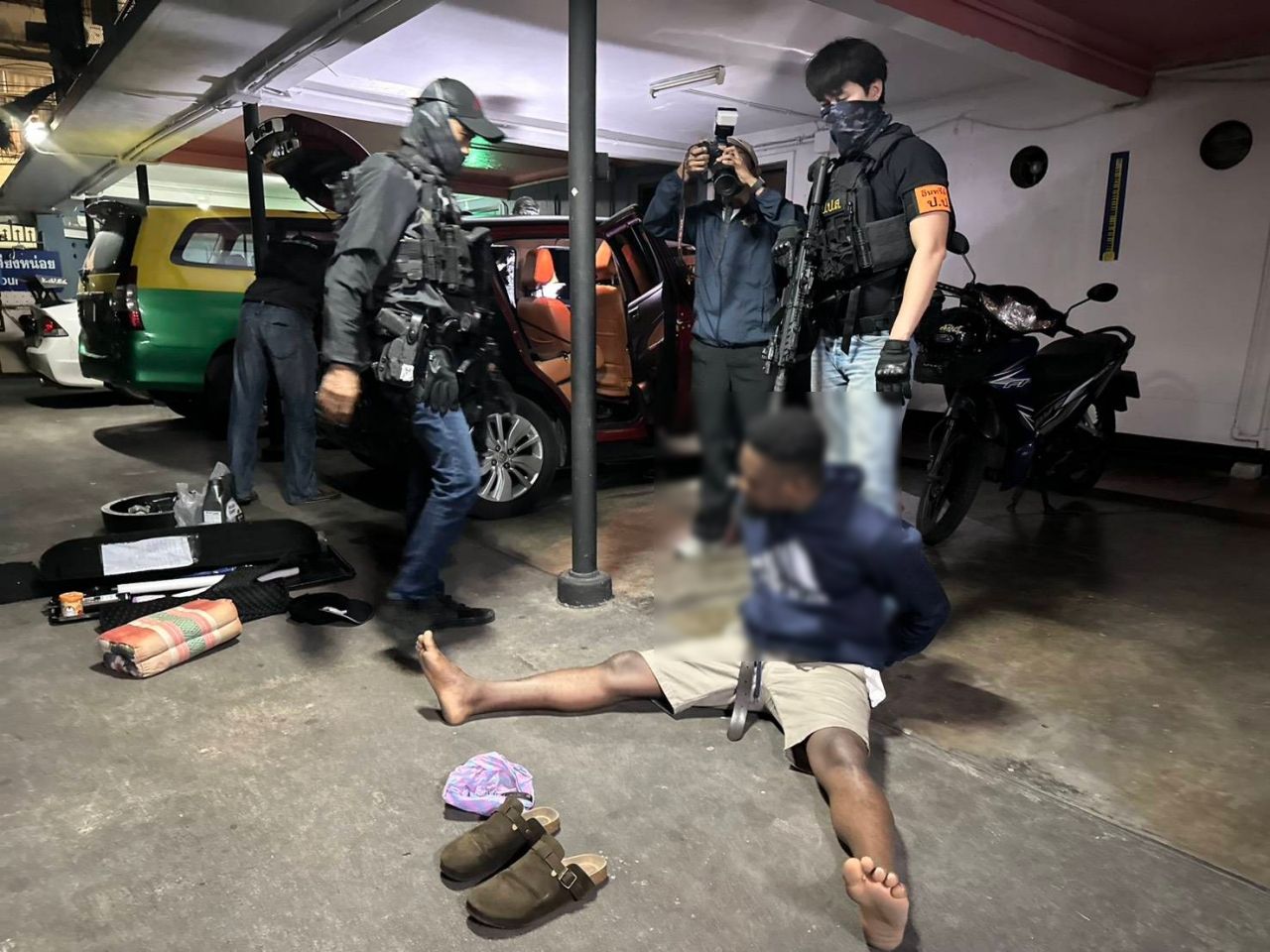 防毒部门突袭著名拉差巴拉坡地区夜总会，超时营业和涉毒，发现多名游客尿检呈阳性