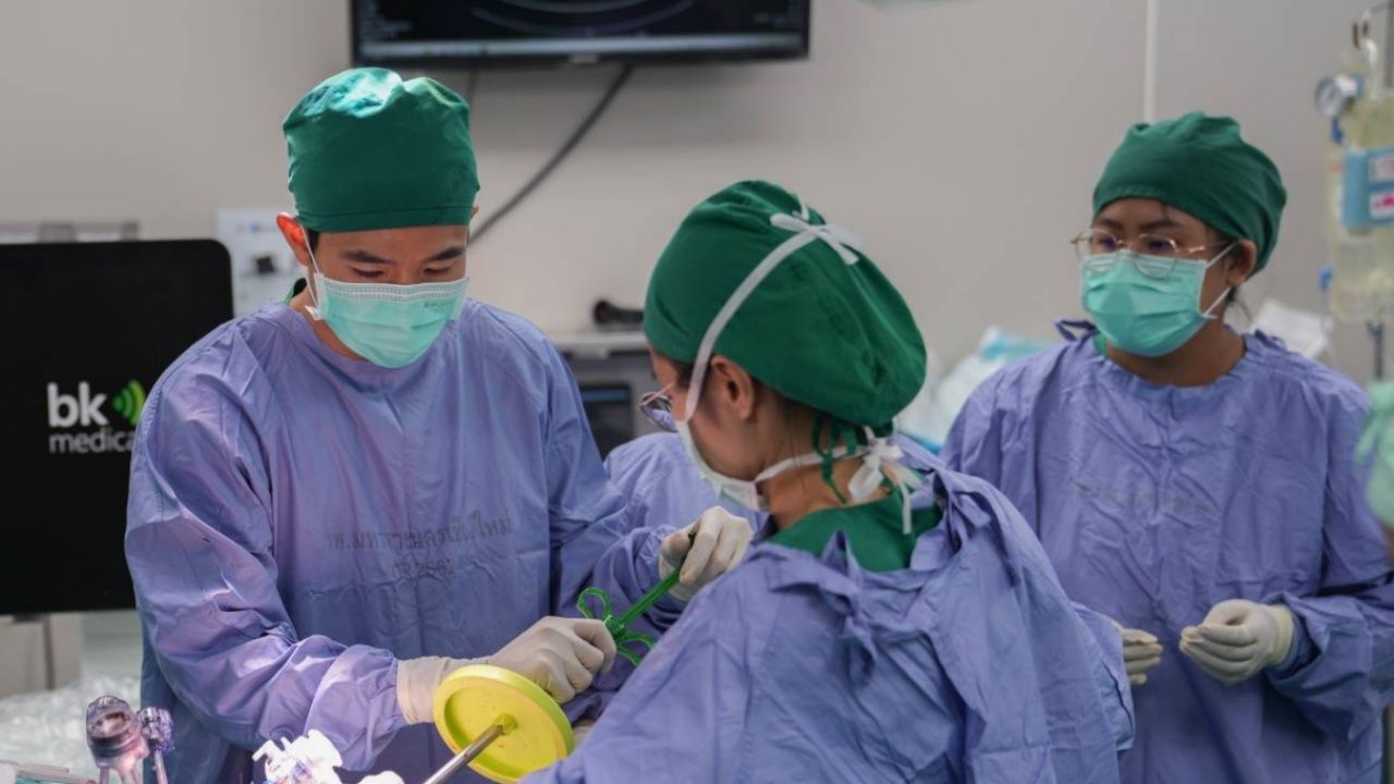 清迈大学医学院成功进行泰国首例20岁双胞胎男子肝脏移植手术