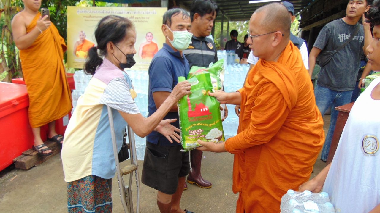普乐忠普寺方丈赠送大米和饮用水以支援受苏可泰洪灾影响的居民