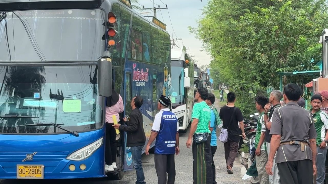 八里居民乘坐70多辆巴士前往支持“Golden Pillow School”在国家体育场的比赛