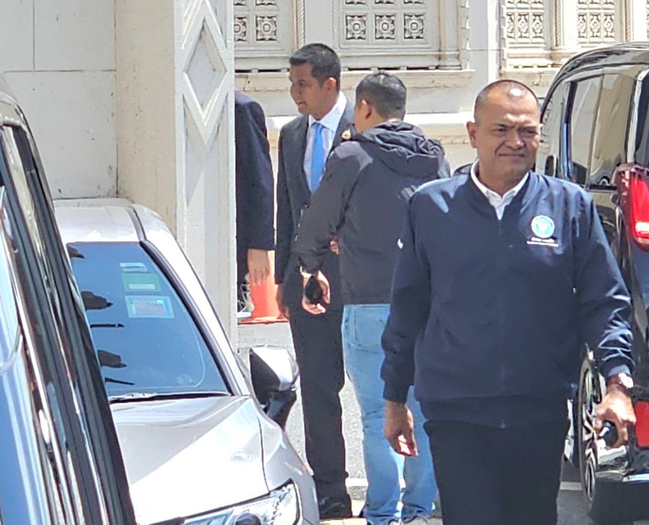 为泰党及联合政府部长进入总理府为“英克总理”加油，期待宪法法院裁决