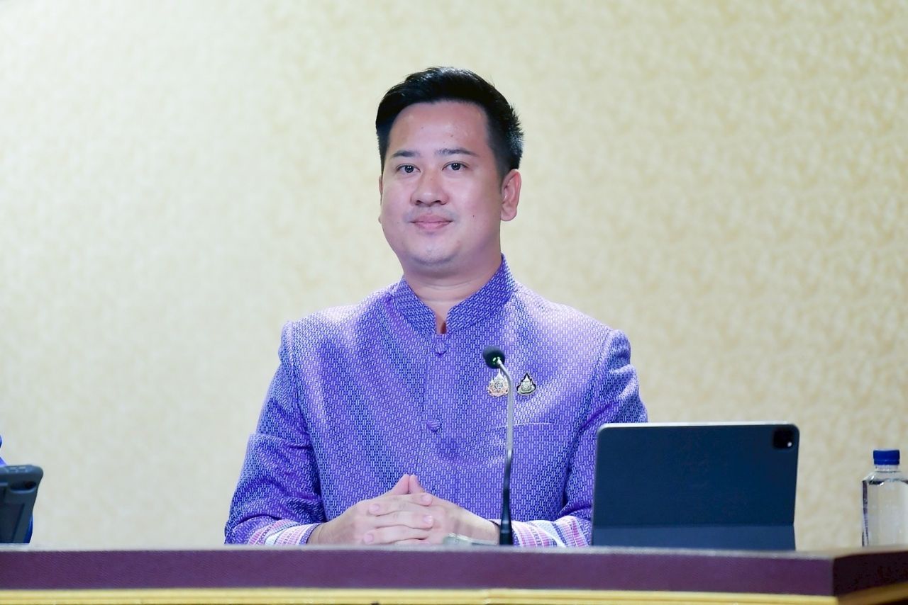 政府重申，自今日起未佩戴头盔的摩托车司机将被罚款2000元，乘客罚款加倍