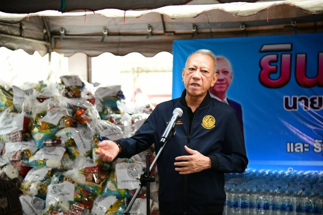 “พิพัฒน์” 命令交通部加紧勘查并计划修复道路,为新一轮降雨做准备,称赞帕塔尼迅速恢复