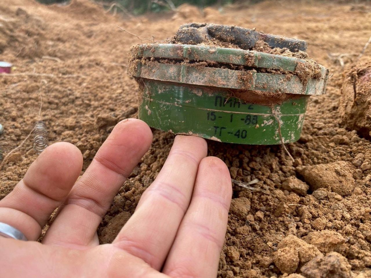 又发现大量武器库-地雷，军方谴责“柬埔寨”