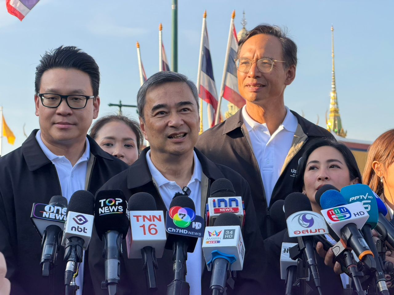 “阿披实” 带领民主党曼谷议员候选人拜访城市柱神社 激励信心迎接选举