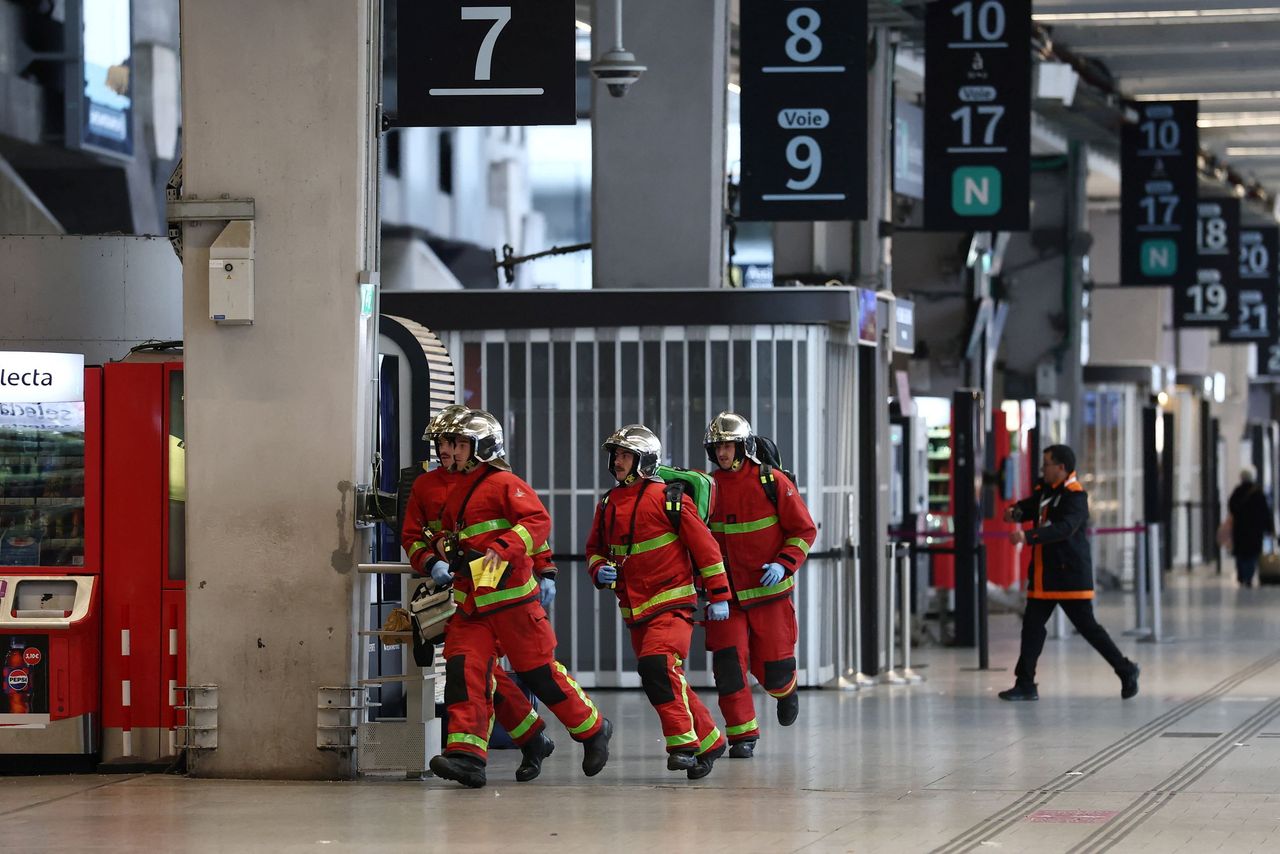 乘客惊慌,法国火车站持刀犯罪嫌疑人被警方开枪制止