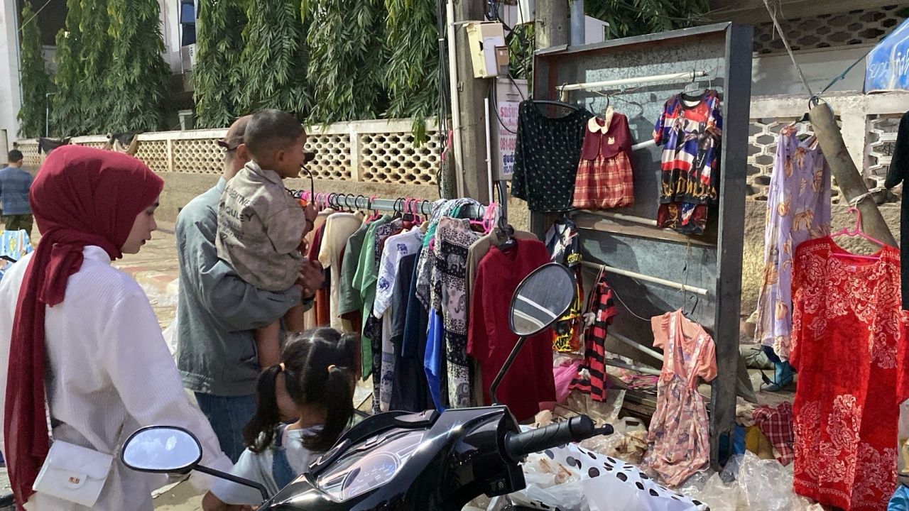 商贩忍痛低价出售商品,因合艾洪水损失惨重