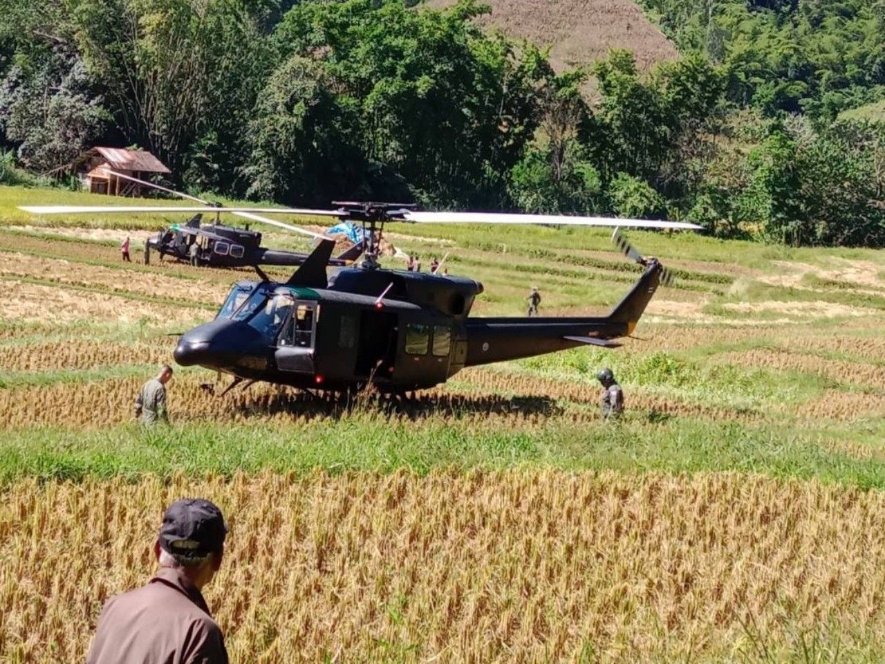 军用直升机紧急降落在田野，村民惊慌失措，正在调查原因
