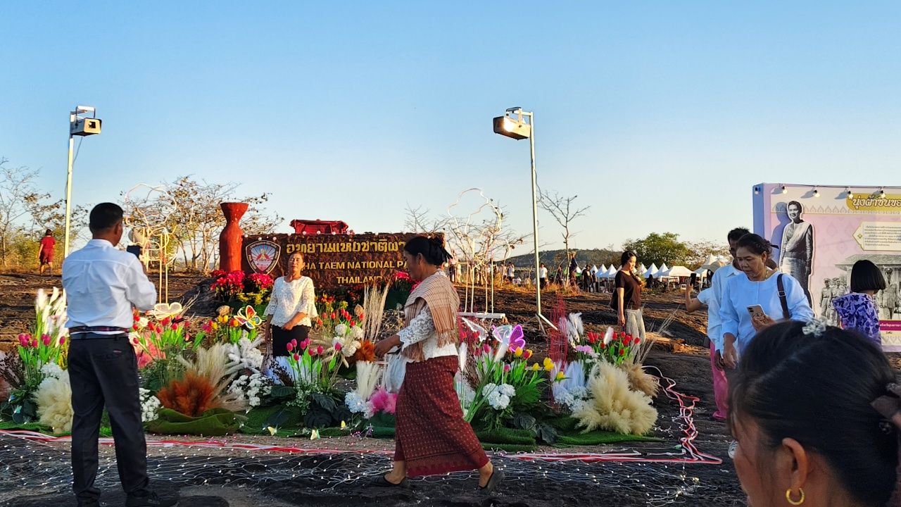 游客在巴他姆国家公园搭帐篷准备迎接2569年的第一道曙光