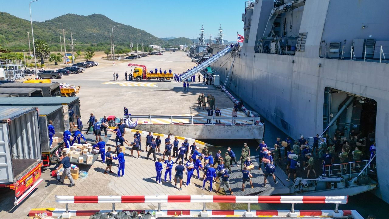 泰国海军安通号运输船送达南部洪水灾民