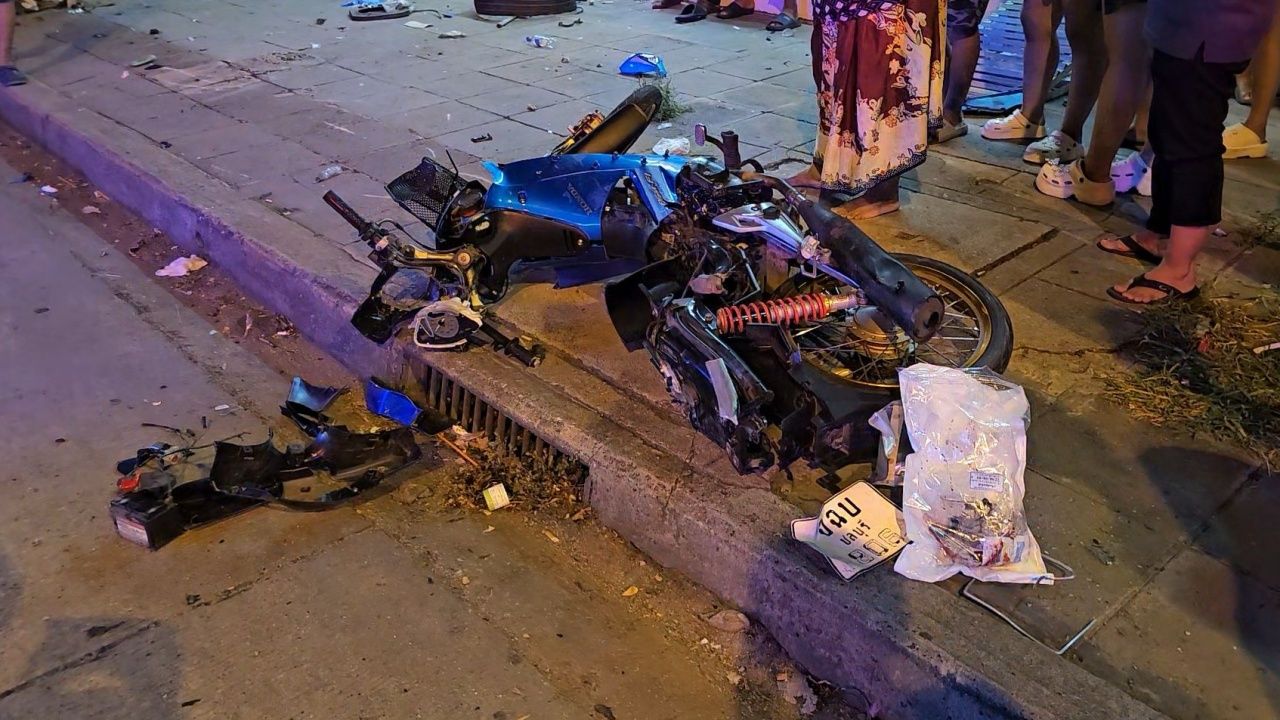 SUV准备转入小巷时与直行摩托车相撞，男孩被抛出身亡1人重伤1人