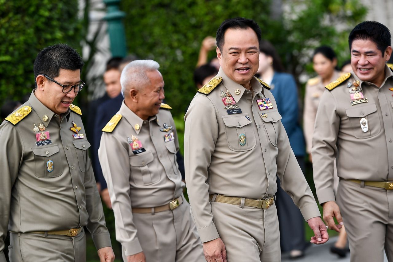 总理率部长和公务员尊重泰国国旗，纪念泰国国旗日2568年