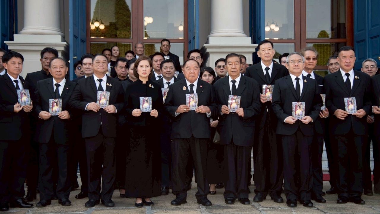 “巴育” 带领人民力量党领导集体签署悼念“诗丽吉王后”