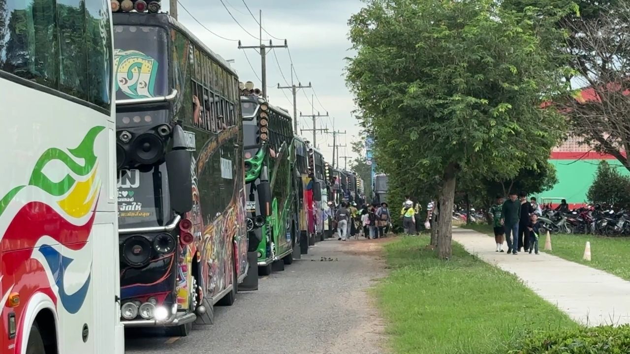 八里居民乘坐70多辆巴士前往支持“Golden Pillow School”在国家体育场的比赛