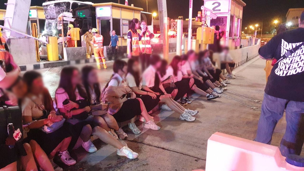 大学巴士冲撞对方车尾，41人受伤，1人死亡