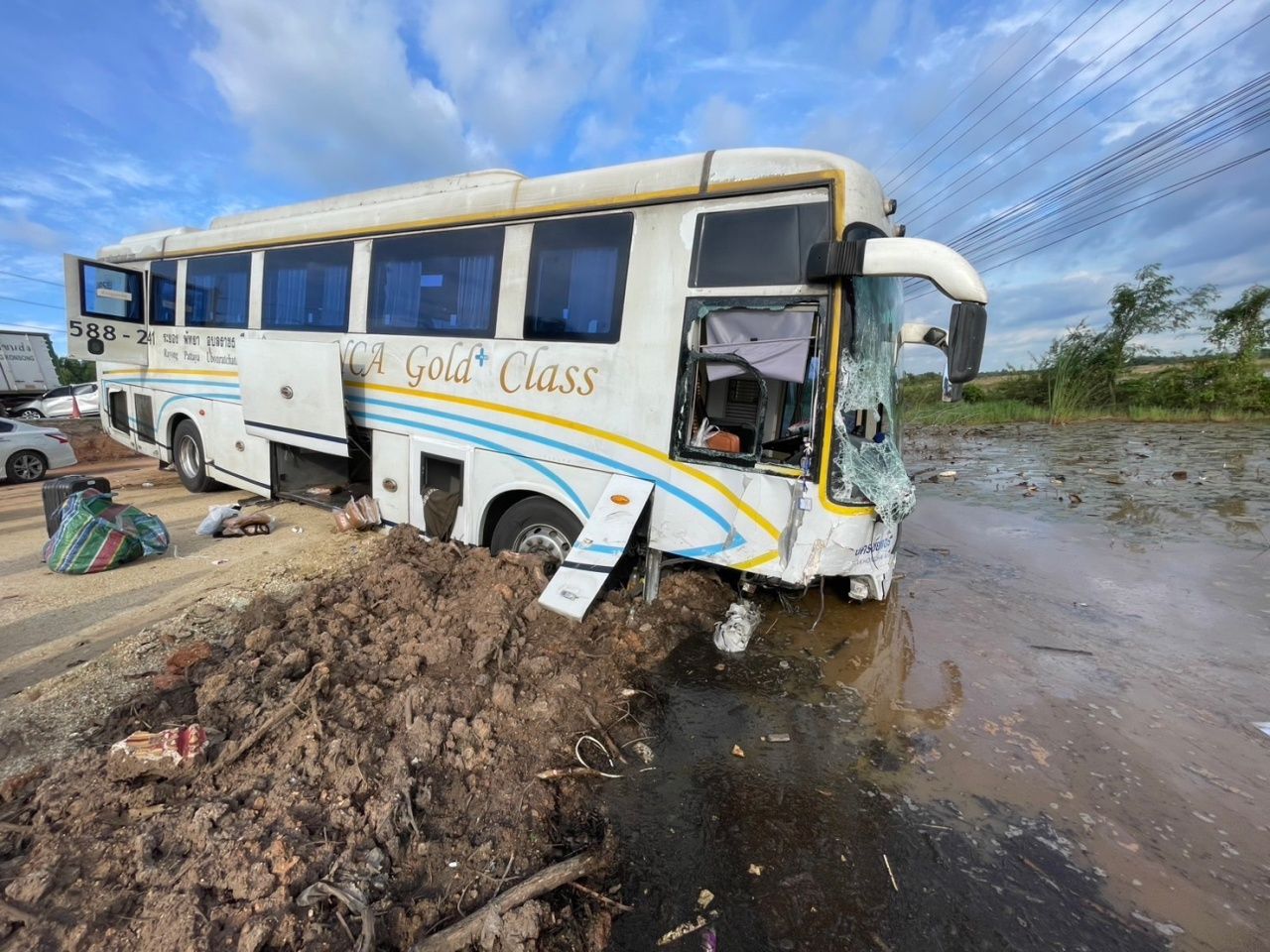 连环车祸5车相撞 司机奇迹生还