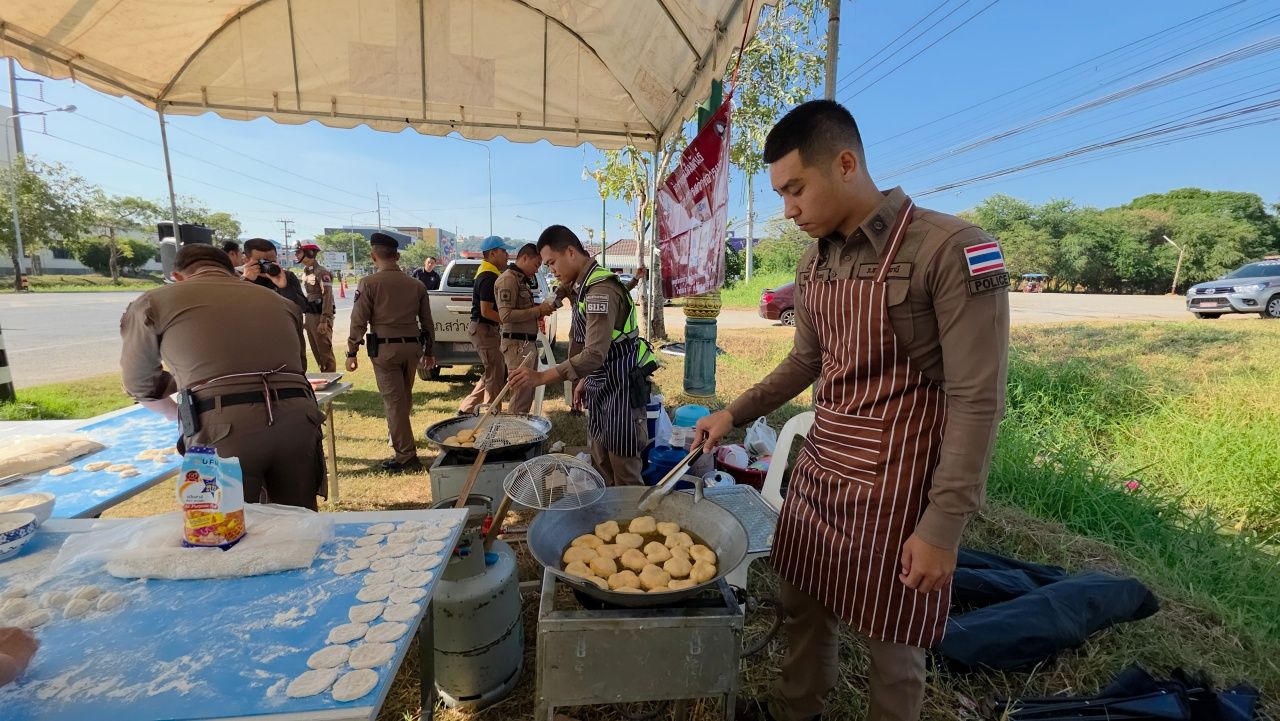 乌泰他尼市警察局设点派发包子 局长保证美味 提醒酒后不驾车
