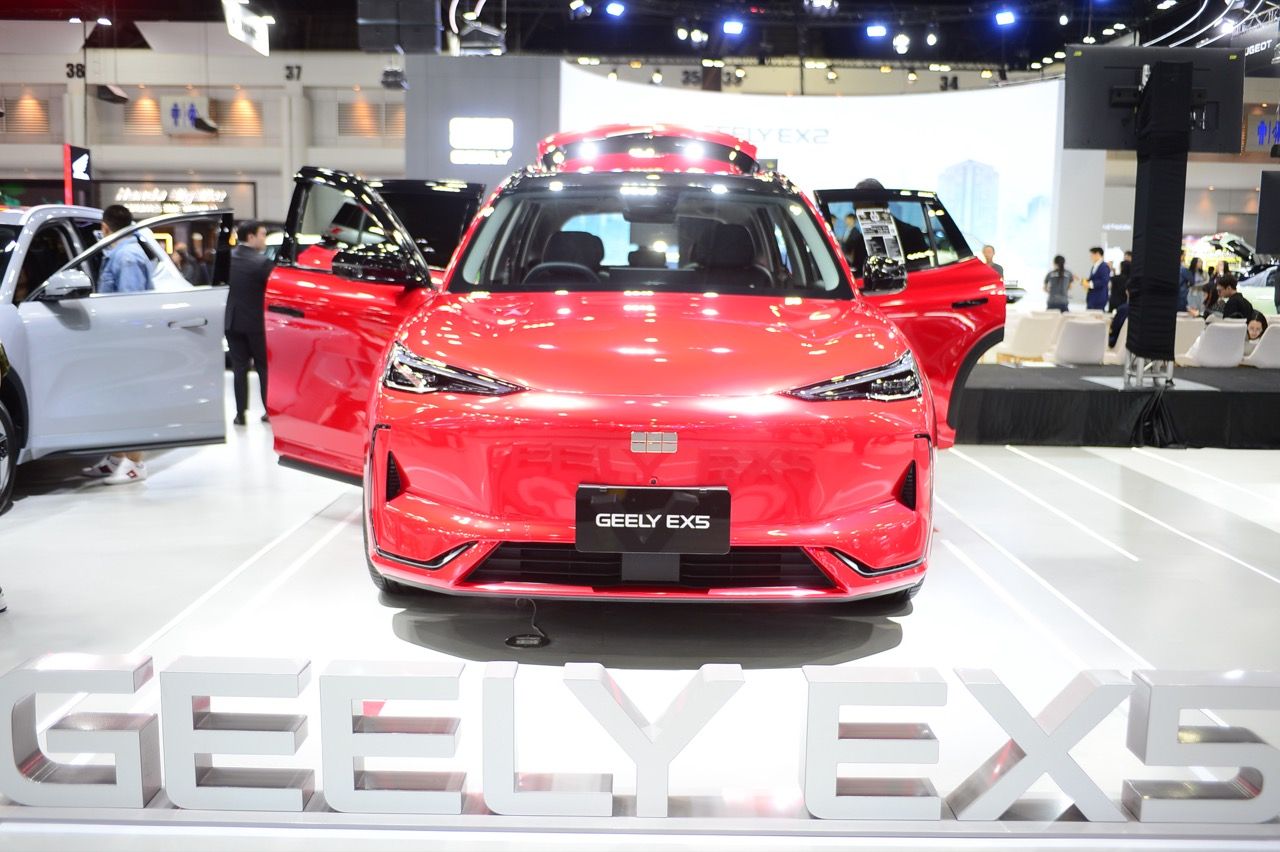 可爱的价格399,000泰铢 GEELY EX2 100%电动掀背车