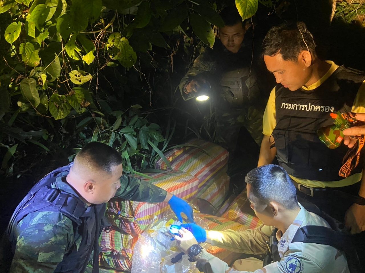 查获250万粒摇头丸，印有坦克标志，惊现道路旁的草丛中