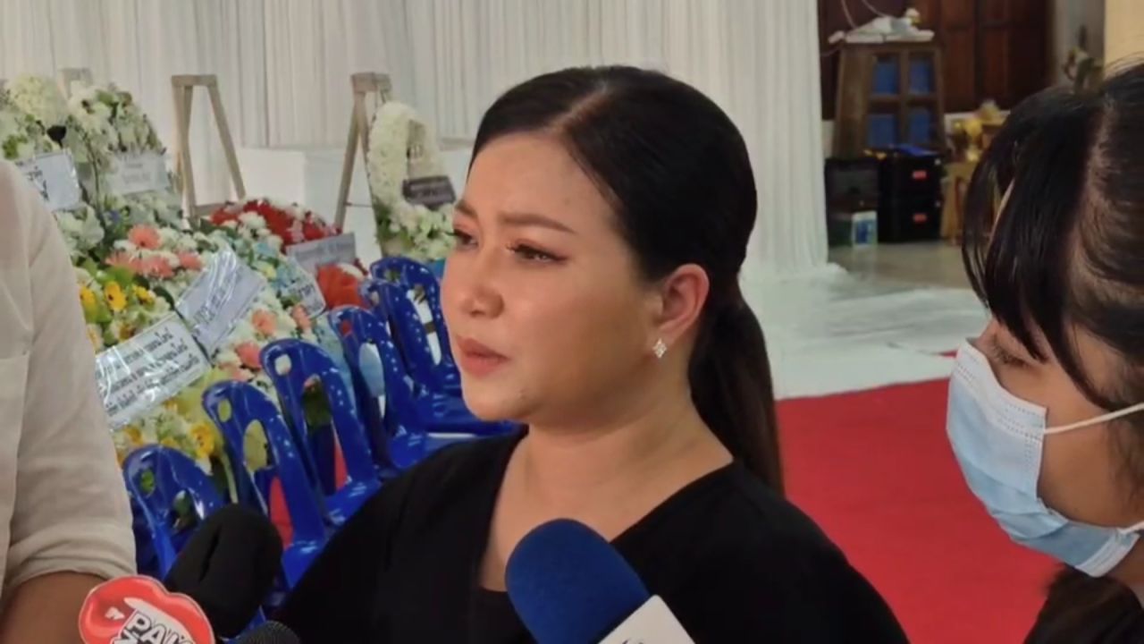 悲伤的氛围:“纳塔瓦·蓬兰加” 首夜葬礼和布道仪式