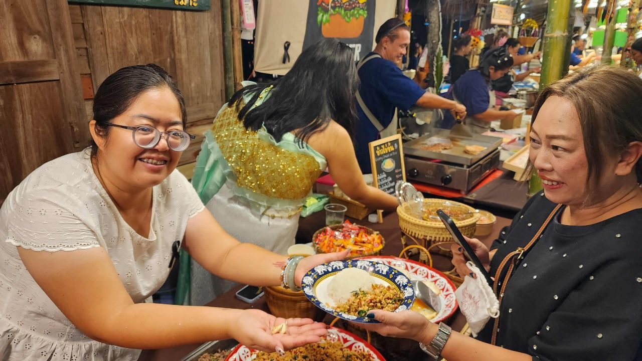 重温素可泰时代生活 参与传统水灯节,点烛火游园